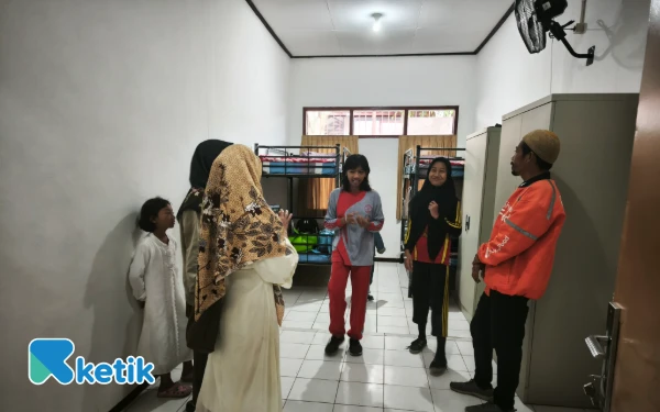 Thumbnail Siswa putri Sekolah Rakyat memasuki asrama di UPT PPSPA Bima Sakti Kota Batu, Senin 14 Juli 2025. (Foto: Sholeh/Ketik)