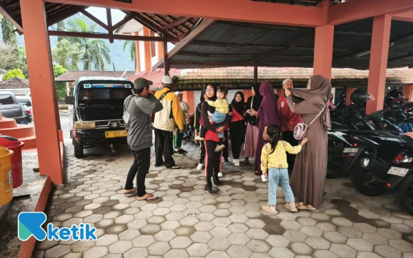 Thumbnail Kedatangan siswa dan wali murid Sekolah Rakyat di UPT UPT PPSPA Bima Sakti Kota Batu, Senin 14 Juli 2025. (Foto: Sholeh/Ketik)