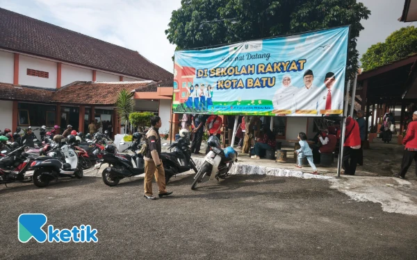 Thumbnail Suasana depan UPT PPSPA Bima Sakti menjelang pembukaan Sekolah Rakyat di Kota Batu, Senin 14 Juli 2025. (Foto: Sholeh/Ketik)
