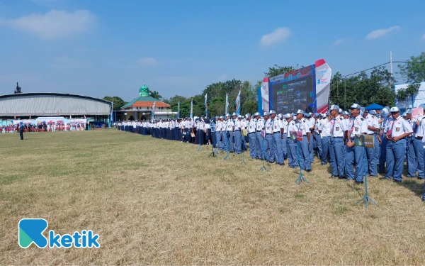 Thumbnail Suasana khidmat Upacara Pembukaan Pelaksanaan MPLS jenjang SMA, SMK, dan SLB 2025 di SMA Hang Tuah 1. (Foto: Husni Habib/Ketik)