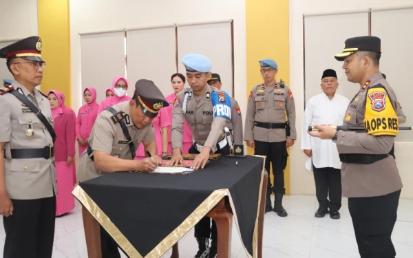 Thumbnail Berita - Kapolres Batu Pimpin Sertijab Kapolsek Baru, Regenerasi Bawa Semangat Baru dan Inovasi