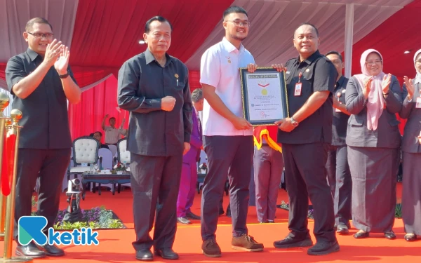 Thumbnail Berita - Dinas Pendidikan Jatim Ukir Sejarah! MPLS 2025 Sabet 2 Rekor MURI, Kok Bisa?