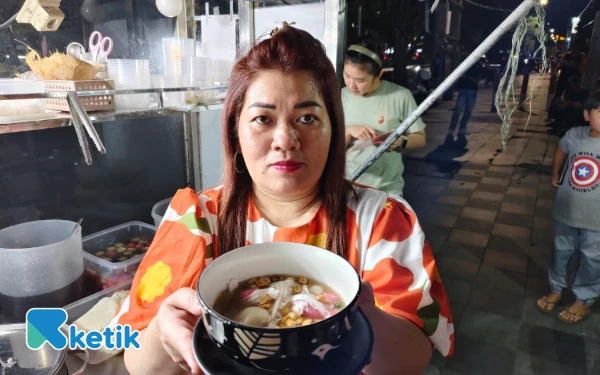 Thumbnail Berita - Mencicipi Ronde Legendaris Pak Yanto, Isian Kacang Tanah Buat Ketagihan