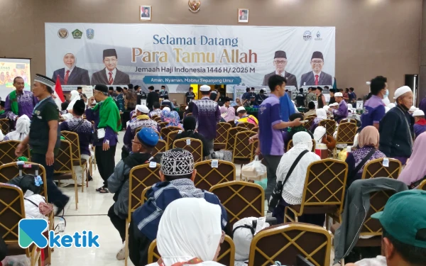 Thumbnail Berita - 5 Jemaah Haji Debarkasi Surabaya Masih di Tanah Suci, KUH Beri Nomer Penting