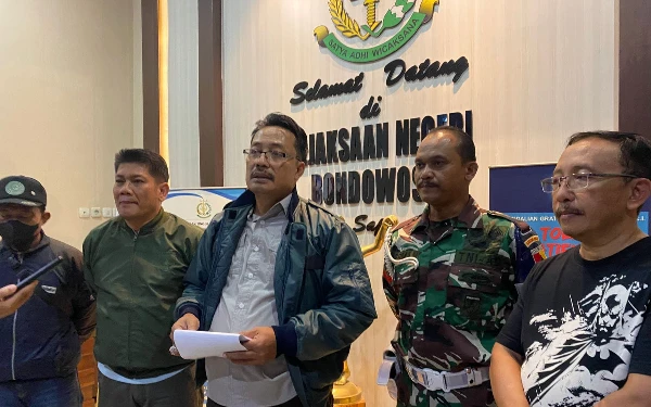 Thumbnail Berita - Vonis Naik 4 Kali Lipat, Terdakwa Korupsi Proyek Jalan Digelandang ke Lapas Bondowoso