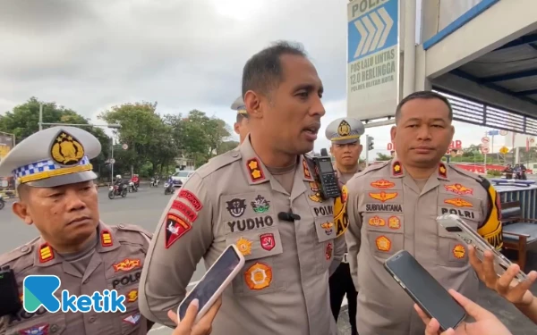 Thumbnail Berita - Operasi Patuh Semeru 2025 Dimulai, Polres Blitar Kota Bagikan Helm Gratis dan Cokelat untuk Pengendara Tertib