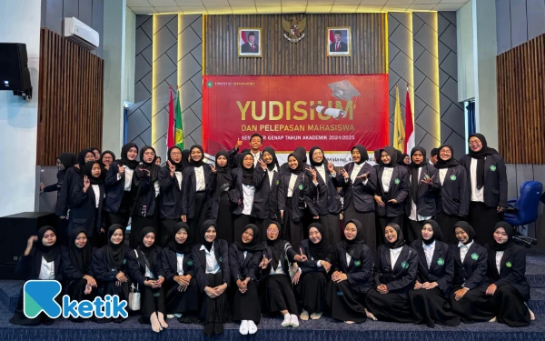 Thumbnail Berita - Suara Emas Andini Ferdiana Bikin Peserta Yudisium Fakultas Humaniora UIN Maliki Malang Terpukau