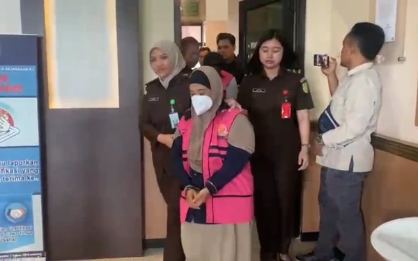 Thumbnail Berita - Kejari Bondowoso Tahan Dua Tersangka Baru dalam Kasus Kredit Fiktif Gunakan Data Lansia, 20 Korban Sudah Meninggal