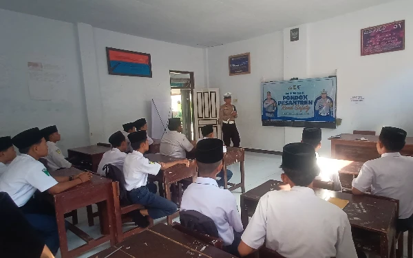 Thumbnail Berita - Satlantas Polres Bondowoso Kenalkan Edukasi Keselamatan Lalu Lintas kepada Santri MTs Nurul Hidayah