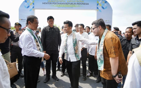 Thumbnail Berita - Datang ke Kediri, Mentan Amran Ajak Petani Swasembada Gula dalam Tiga Tahun