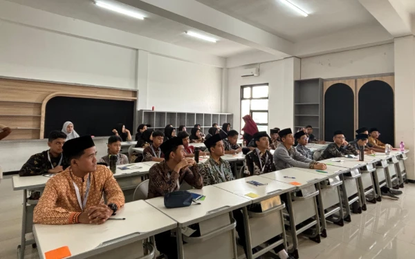 Thumbnail Berita - Bentuk Karakter Disiplin, Santri Baru PPI Abdul Malik Fadjar Dapat Edukasi Mental hingga Literasi