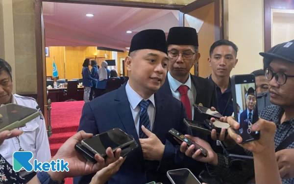 Thumbnail Berita - Bukan karena Viral, Ini Alasan Eri Cahyadi Larang Parkir di Tepi Jalan Tunjungan Surabaya