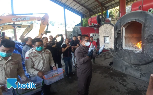 Thumbnail Berita - ‎Kejari Kota Batu Musnahkan barang bukti 113 Perkara inkrah, Narkoba Mendominasi   ‎
