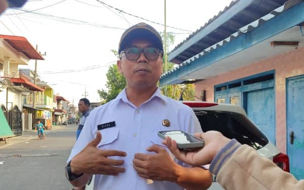 Thumbnail Berita - Viral Empat Warga Surabaya Serahkan Ibu ke Panti Jompo, Camat Pabean Ungkap Fakta Sebenarnya