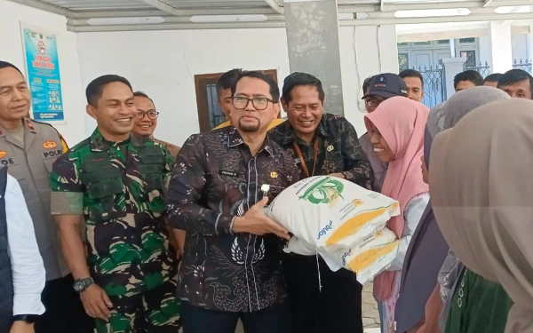 Thumbnail Berita - Pemkab Bondowoso dan Bulog Salurkan Beras Bantuan untuk Warga Kurang Mampu