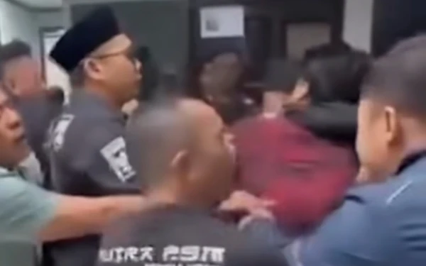 Thumbnail Berita - VIRAL di Surabaya! Sekap Tim Legal Perusahaan Finance, 5 Anggota Ormas Ditahan