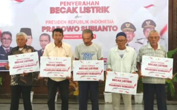 Thumbnail Berita - 25 Pengayuh Becak Lansia di Pemalang Terima Bantuan Becak Listrik dari Presiden RI