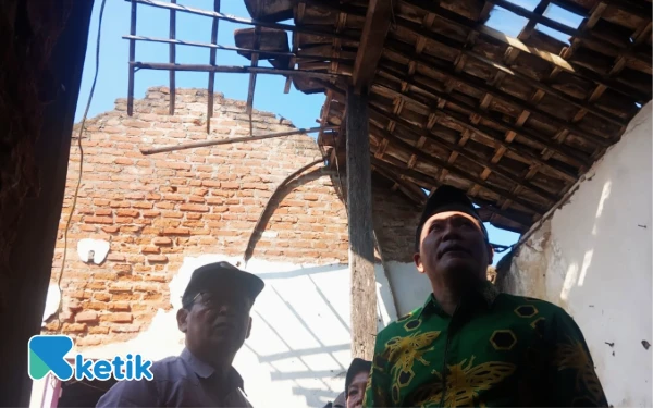 Thumbnail Berita - Bupati Sidoarjo Subandi dan Baznas Bantu Rehab Tiga Rumah, Bukti Pemerintah Hadir untuk Masyarakat