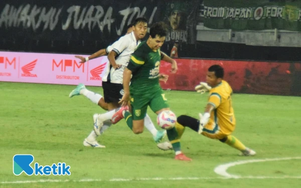 Thumbnail Berita - Drama Flare dan Gol Tunggal Bruno Warnai Launching Persebaya, Apa Kata Pelatih?