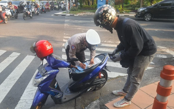 Thumbnail Berita - 4.727 Pelanggar Terjaring Operasi Patuh Semeru 2025 di Surabaya
