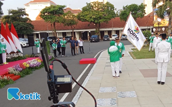 Thumbnail Berita - Gubernur Khofifah Lepas Tim KORMI Jatim Berlaga di FORNAS VIII NTB, Pesan Rebut Medali Maksimal