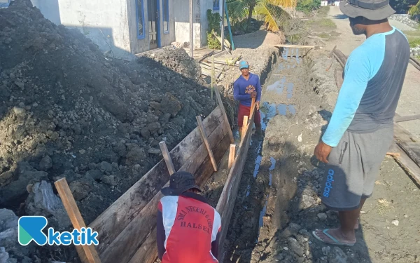 Thumbnail Berita - Pemdes Baru Kecamatan Obi Halsel Realisasikan Pembangunan Got 160 Meter, Atasi Genangan Air