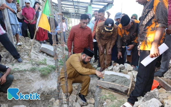 Thumbnail Bupati Bassam Kasuba meletakan batu pertama pembangunan teras masjid Desa Pelita Selasa 22 Juli 2025 (Foto: Mursal/Ketik)
