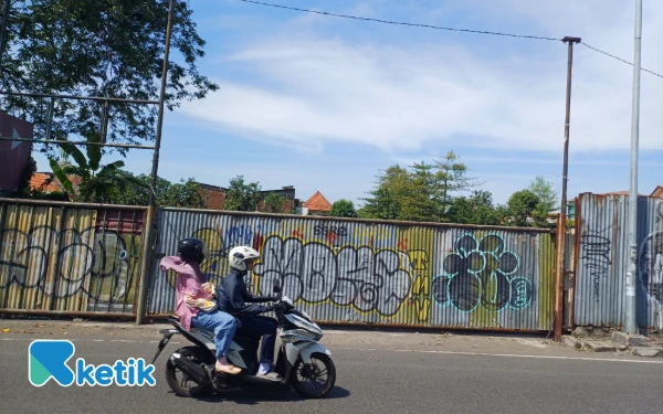 Thumbnail Berita - Mangkrak Bertahun-Tahun, Proyek Apartemen The Frontage Surabaya Hanya Sisakan Ilalang