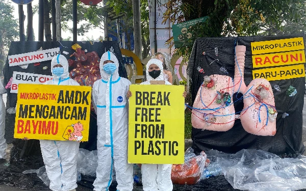 Thumbnail Berita - Bahaya Mikroplastik Pada Tubuh, Yayasan Ecoton Kampanye Plastic Free July di Kota Malang