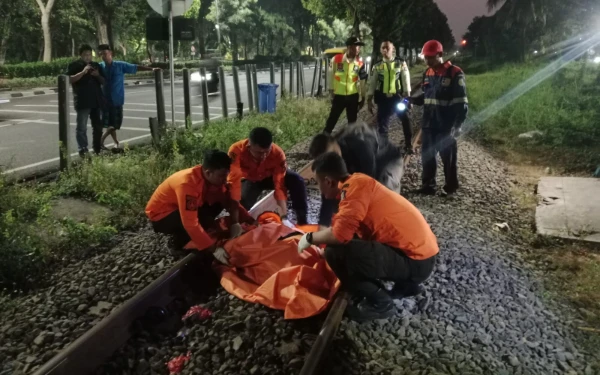Thumbnail Berita - Pria Tanpa Identitas Tewas Tertabrak Kereta Api di Jalan Ahmad Yani Surabaya