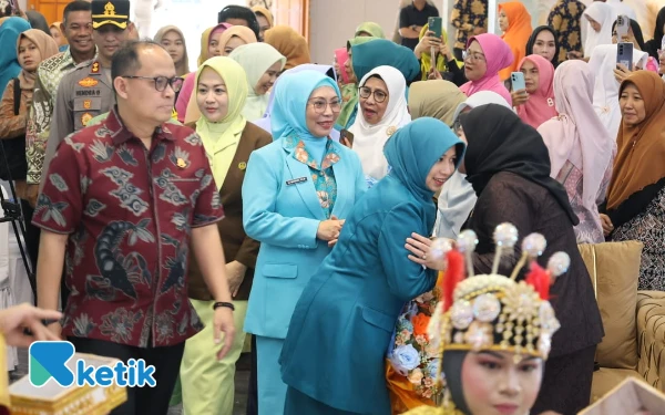 Thumbnail Ketua GOW Halmahera Selatan Mardiana Bopeng Helmi disambit tarian ketika tiba di aula Kantor Bupati tempat dilaksanakannya pelantikan Jum'at 25 Juli 2025 (Foto: Mursal/Ketik)
