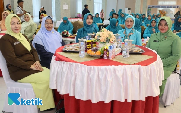 Thumbnail Ketua GOW Halmahera Selatan Mardiana Bopeng Helmi, Ketua PKK Halmahera Selatan Rifa’at Al-Sa’adah Bassam, Pembina GOW Halsel Salma Samad dan beberapa Ibu pengurus GOW lainnya duduk bersama saat pelantikan Juma 25 Juli 2025 (Foto: Mursal/Ketik)
