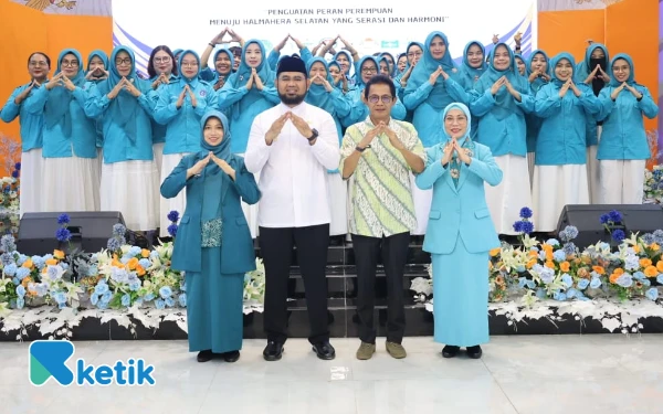 Thumbnail Bupati Bassam Kasuba dan Wakil Bupati Helmi Umar Muchsin Berpose bersamaan ketua GOW, Ketua PKK dan seluruh pengurus Jum'at 25 Juli 2025 (Foto: Mursal/Ketik)