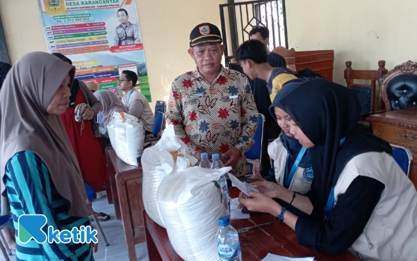 Thumbnail Berita - 690 KPM di Desa Karanganyar Pemalang Terima Bantuan Beras Bulog
