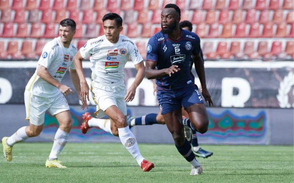 Thumbnail Berita - Jelang Uji Coba vs Arema, Persija Kenalkan Pemain Bari Asal Brasil