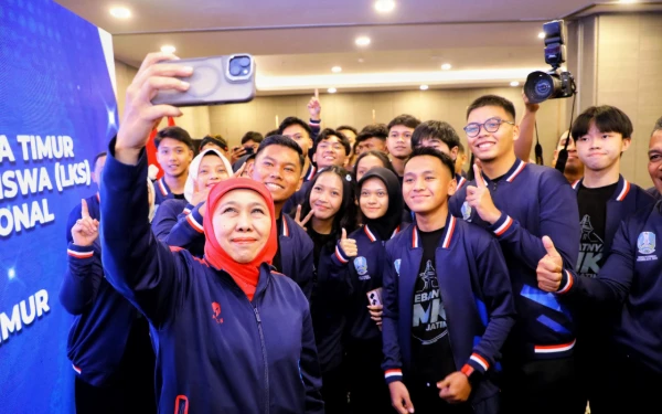 Thumbnail Berita - Gubernur Khofifah Lepas Kontingen SMK Jatim ke LKS Dikmen Nasional 2025, Semangati Raih Juara