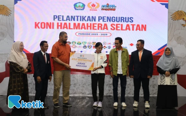 Thumbnail Pelantikan KONI Halmahera Selatan dihadiri Bupati Hasan Ali Bassam Kasuba, Wakil Bupati Helmi Umar Muchsin, Ketua DPRD Halsel Salma Samad, serta Kepala Dinas Pendidikan Halsel Siti Khodijah didampingi Ketua KONI Maluku Utara Djasman Abubakar menywrahkan beasiswa kepada salah satu atlen tinju terbaik Halsel dalam rangkaian acara pelantikan Sabtu 26 Juli 2025 (Foto: Mursal/Ketik)