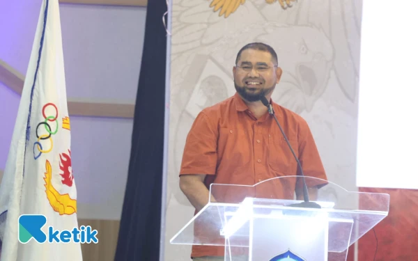 Thumbnail Bupati Hasan Ali Bassam Kasuba memberi senyum di hadapan penerus KONI saat Sambutan Sabtu 26 Juli 2025 (Foto: Mursal/Ketik)