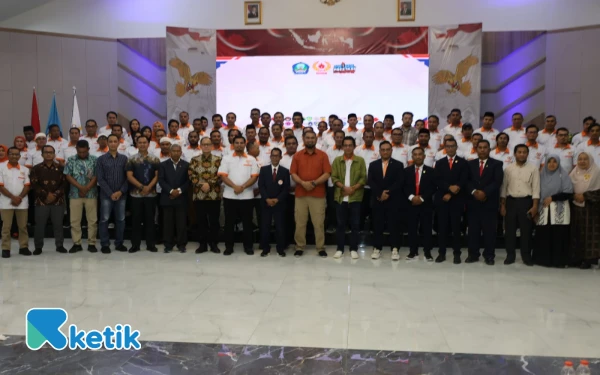 Thumbnail Bupati dan Wakil Bupati Berpose Bersama seluruh pengurus KONI usai acara pelantikan Sabtu 26 Juli 2025 (Foto: Mursal/Ketik)
