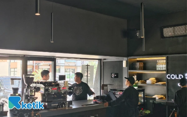 Thumbnail Berita - Tren Work From Cafe Bertahan Kuat, Mahasiswa Dominasi Kafe di Surabaya