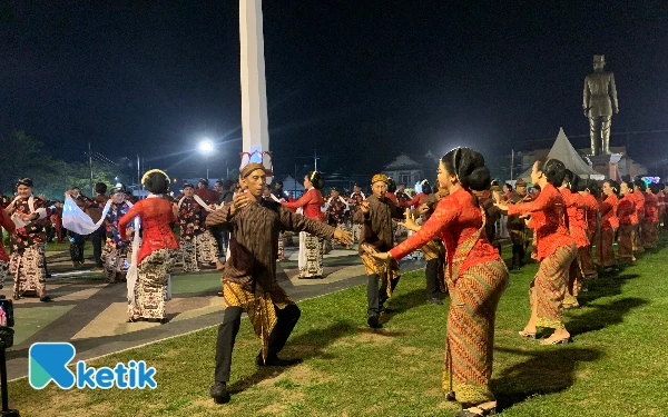 Thumbnail Berita - Guntur Wahono Gelar Festival Langen Beksan, 500 Penari dan Sinden Hidupkan Warisan Budaya Blitar