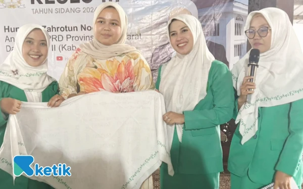 Thumbnail Berita - Anggota DPRD Jabar Humaira Apresiasi Produksi Kerudung Fatayat Kabupaten Bandung