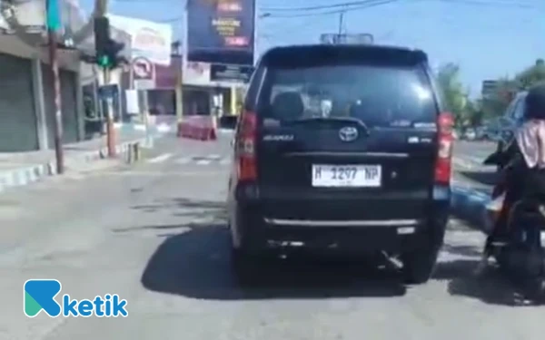 Thumbnail Berita - Mobil Dinas Pemkab Sampang Viral Gunakan Plat Putih, Di Gunakan Ini