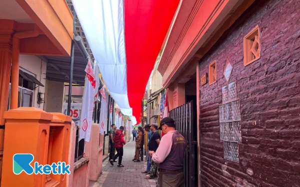 Thumbnail Berita - Semarakkan Agustusan, Warga RT 05 Bareng Kota Malang Bentangkan Bendera Sepanjang 80 Meter