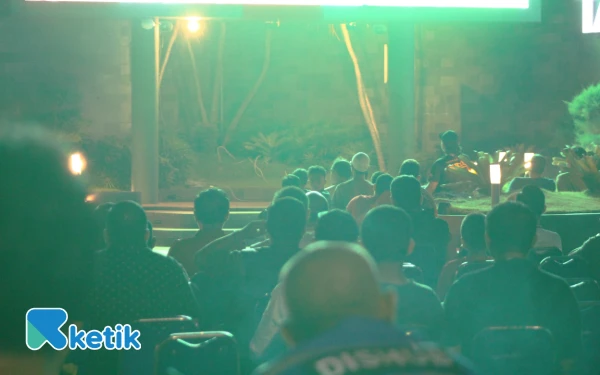 Thumbnail Acara berjalan seru. Banyak masyarakat Jombang yang hadir untuk nonton bareng pertandingan tersebut. (Foto: Rifat/Ketik)