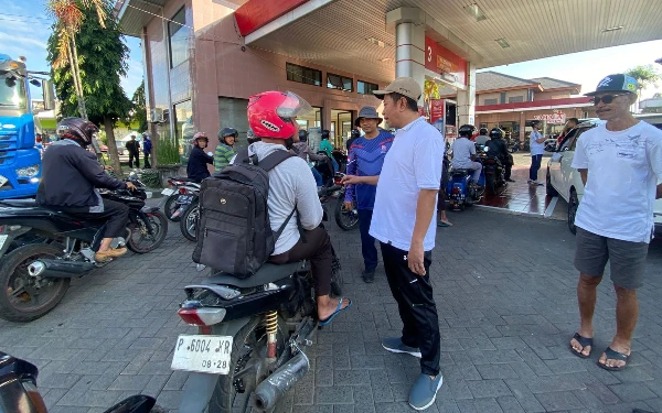 Thumbnail Berita - Bupati Bondowoso Pantau Langsung Antrean BBM, Imbau Warga Tak Panik
