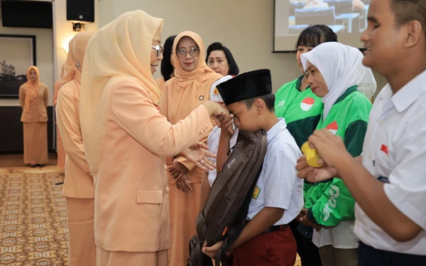 Thumbnail Berita - Program GPP DWP Bapenda Jatim, Salurkan Bantuan Pendidikan bagi Anak Pengemudi Ojol