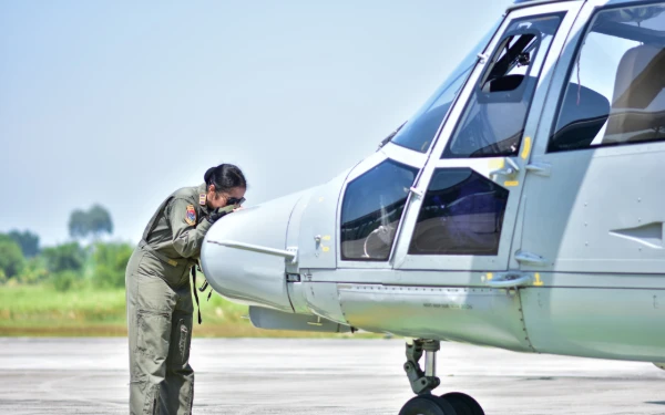 Thumbnail Berita - Sejarah! Lettu Michelle, Wanita Pertama Jabat Captain Pilot Helikopter Panther TNI AL