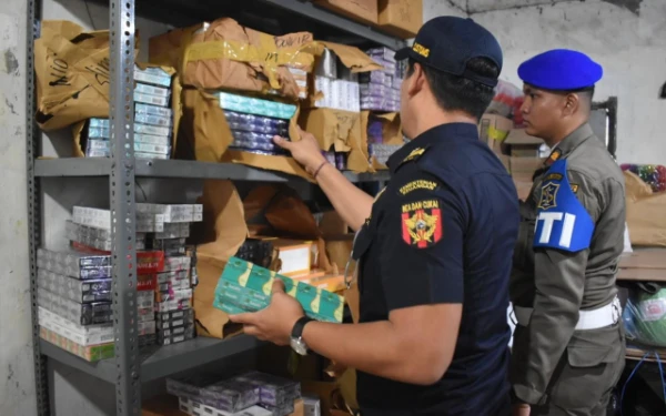 Thumbnail Berita - Satpol PP Surabaya dan Bea Cukai Sidoarjo Sita Ratusan Ribu Batang Rokok Ilegal