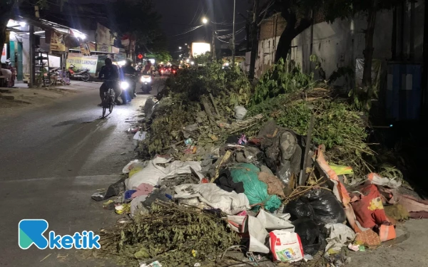 Thumbnail Berita - Menjelang Agustusan Sampah Menumpuk di Jalan Jolotundo Surabaya